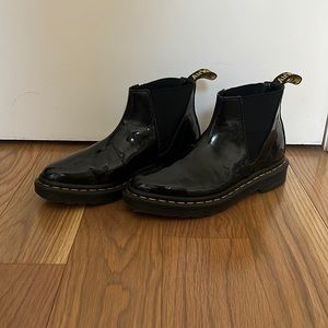 DR. MARTENS PATENT POINTED CHELSEA BOOT BLACK 5 35